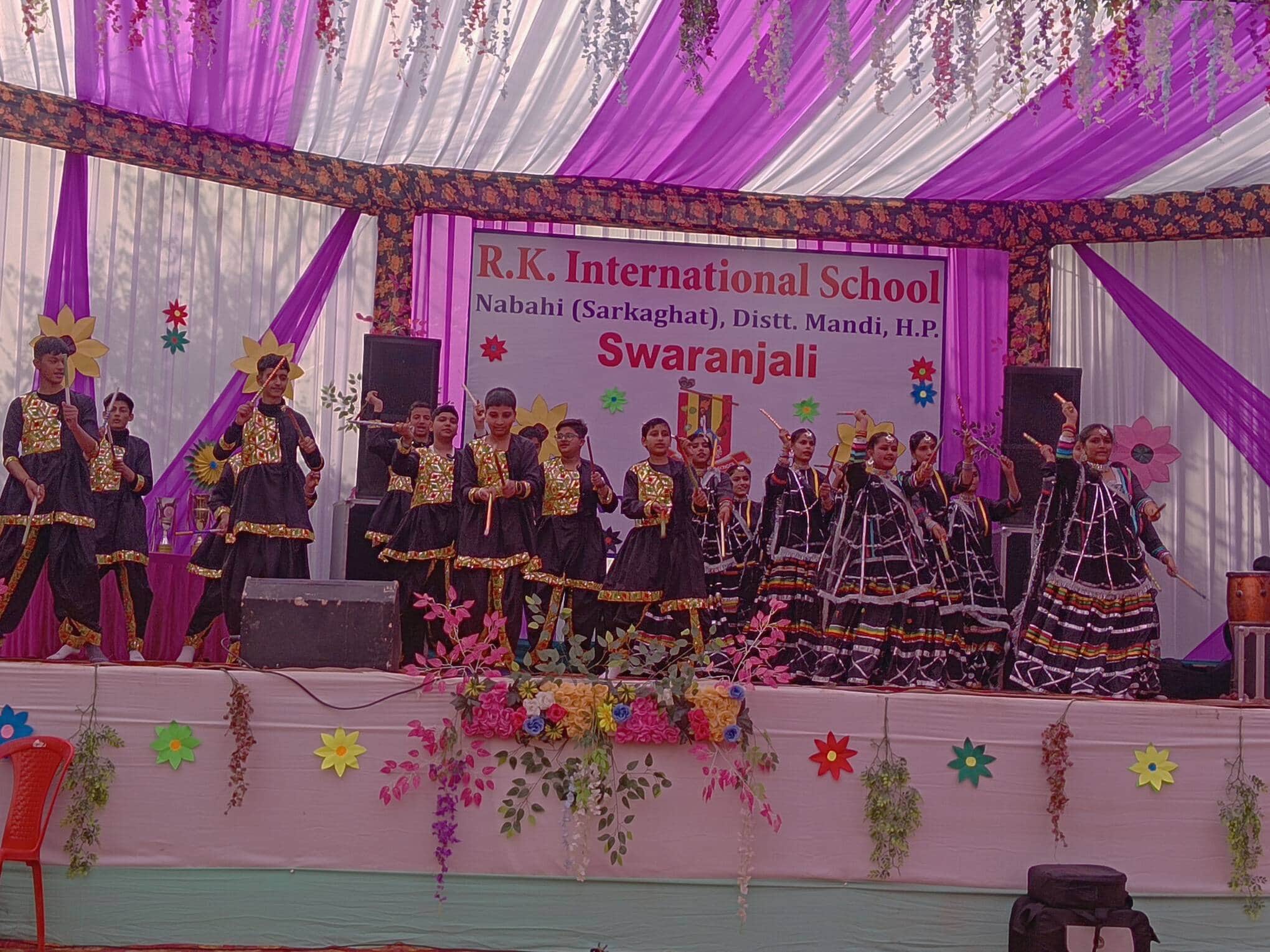 आरके इंटरनेशनल स्कूल नावाही में आयोजित वार्षिक परितोषिक वितरण समरोह में सांस्कृतिक कार्यक्रम 