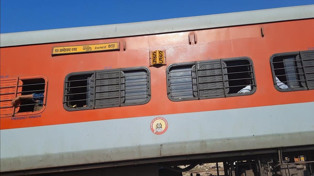 मालवा एक्सप्रेस में युवक की तबीयत बिगड़ गई।