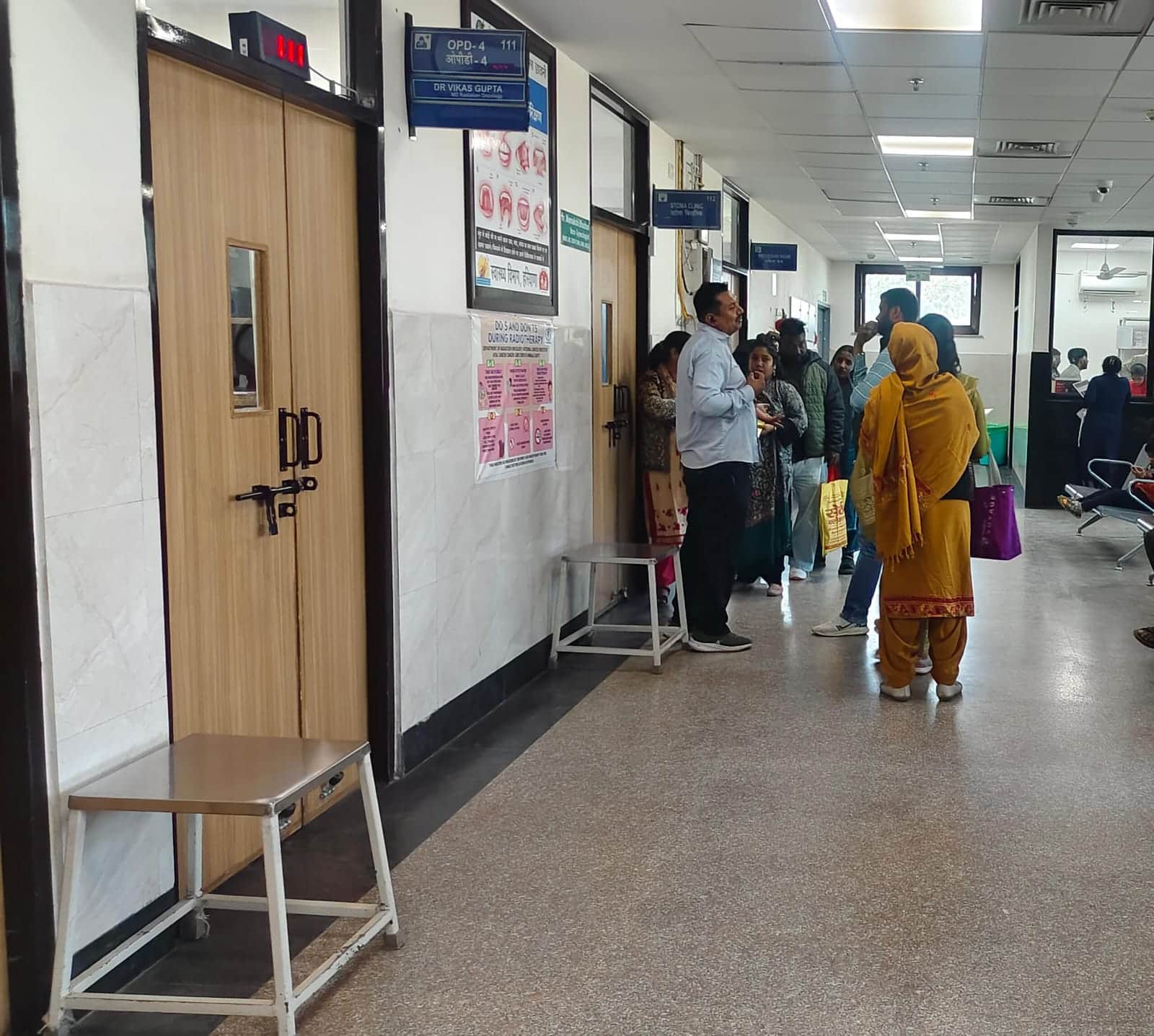 अंबाला के अटल कैंसर केयर केंद्र की ओपीडी में मरीज जानकारी लेती हुई: संवाद