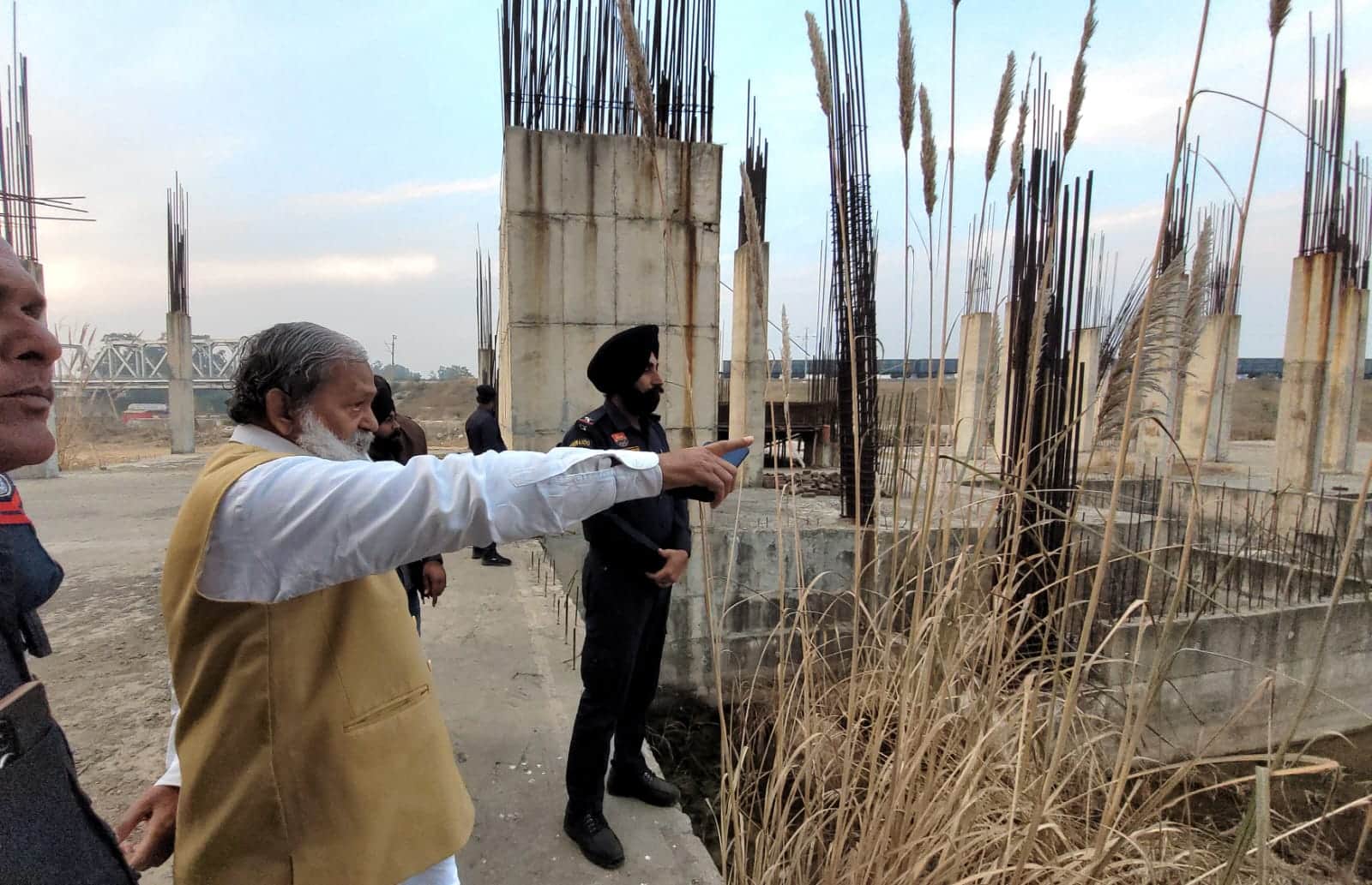 अंबाला-दिल्ली नेशनल हाइवे पर आर्यभट्ट रीजनल साइंस सेंटर का निरीक्षण करते कैबिनेट मंत्री अनिल वि