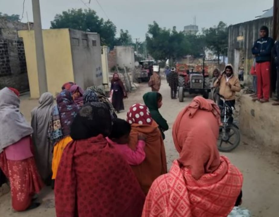 दौसा–तीतरवाड़ा मार्ग जाम कर अवैध खनन का विरोध करते ग्रामीण