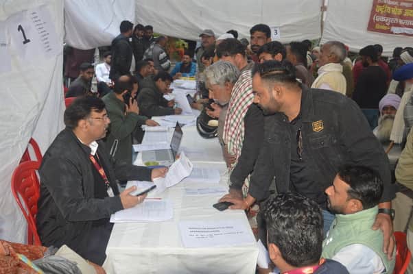 बिजनौर में आयोजित राष्ट्रीय लोक अदालत में प्रतिभाग करते लोग। संवाद