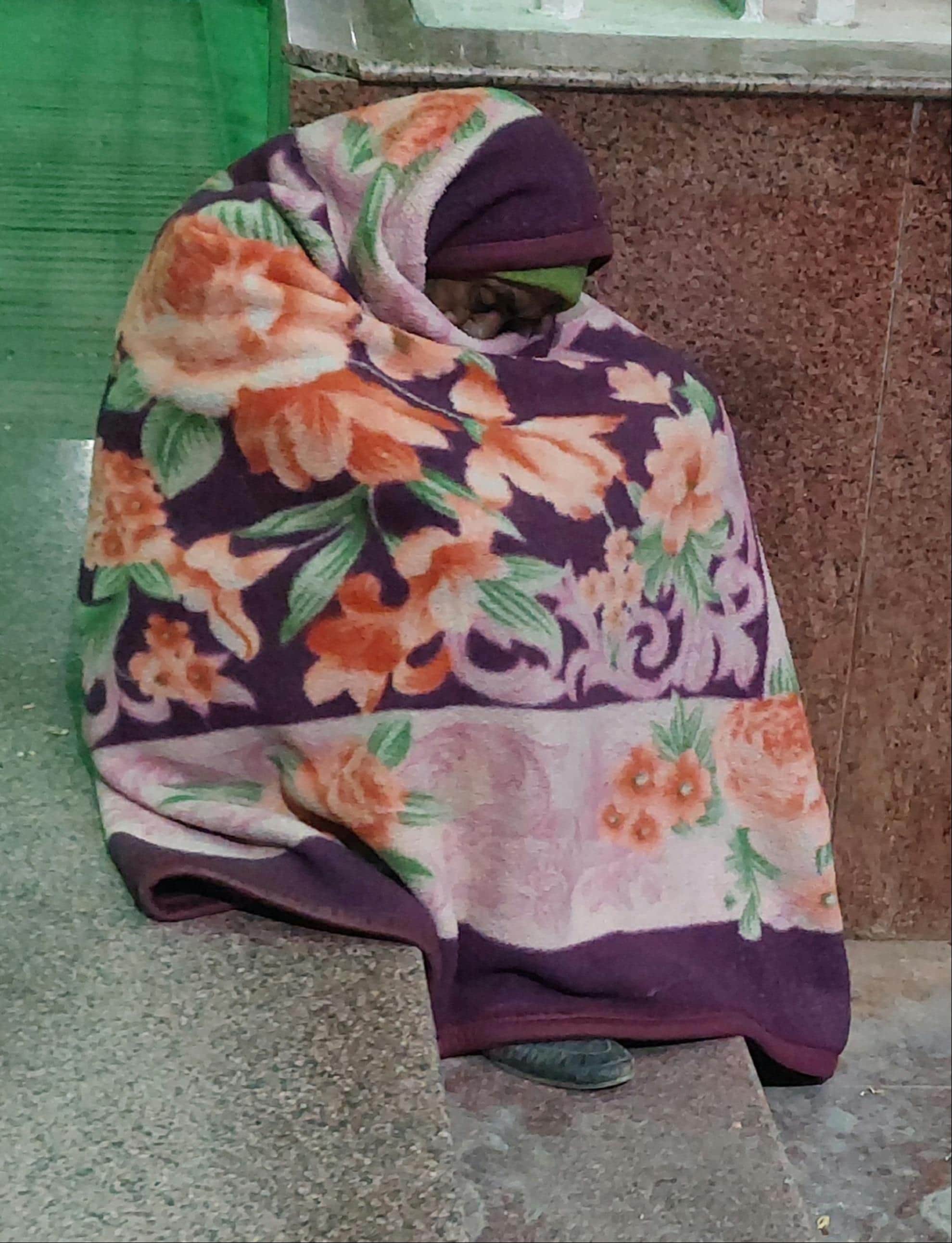 बिजनौर में रेलवे स्टेशन के बाहर ठंड में बैठा व्यक्ति संवाद