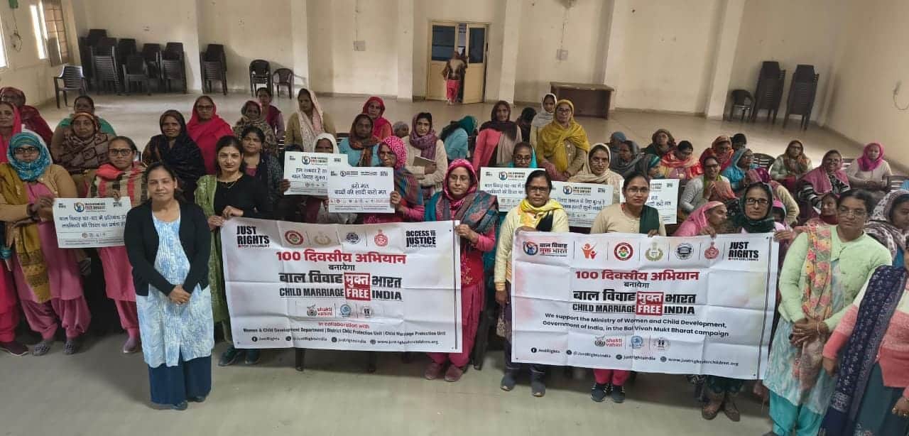 बाल भवन में आंगनबाड़ी कार्यकर्ताओं को जागरूक करती टीम। स्रोत : प्रशान