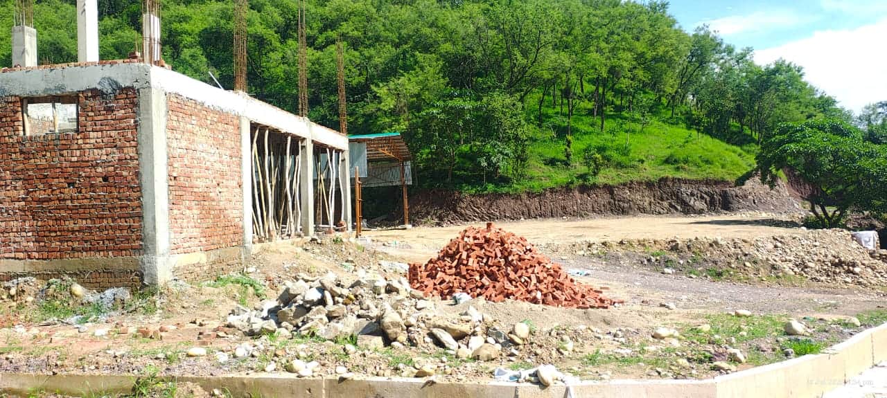 बलोह में निर्माणाधीन गोसदन। संवाद