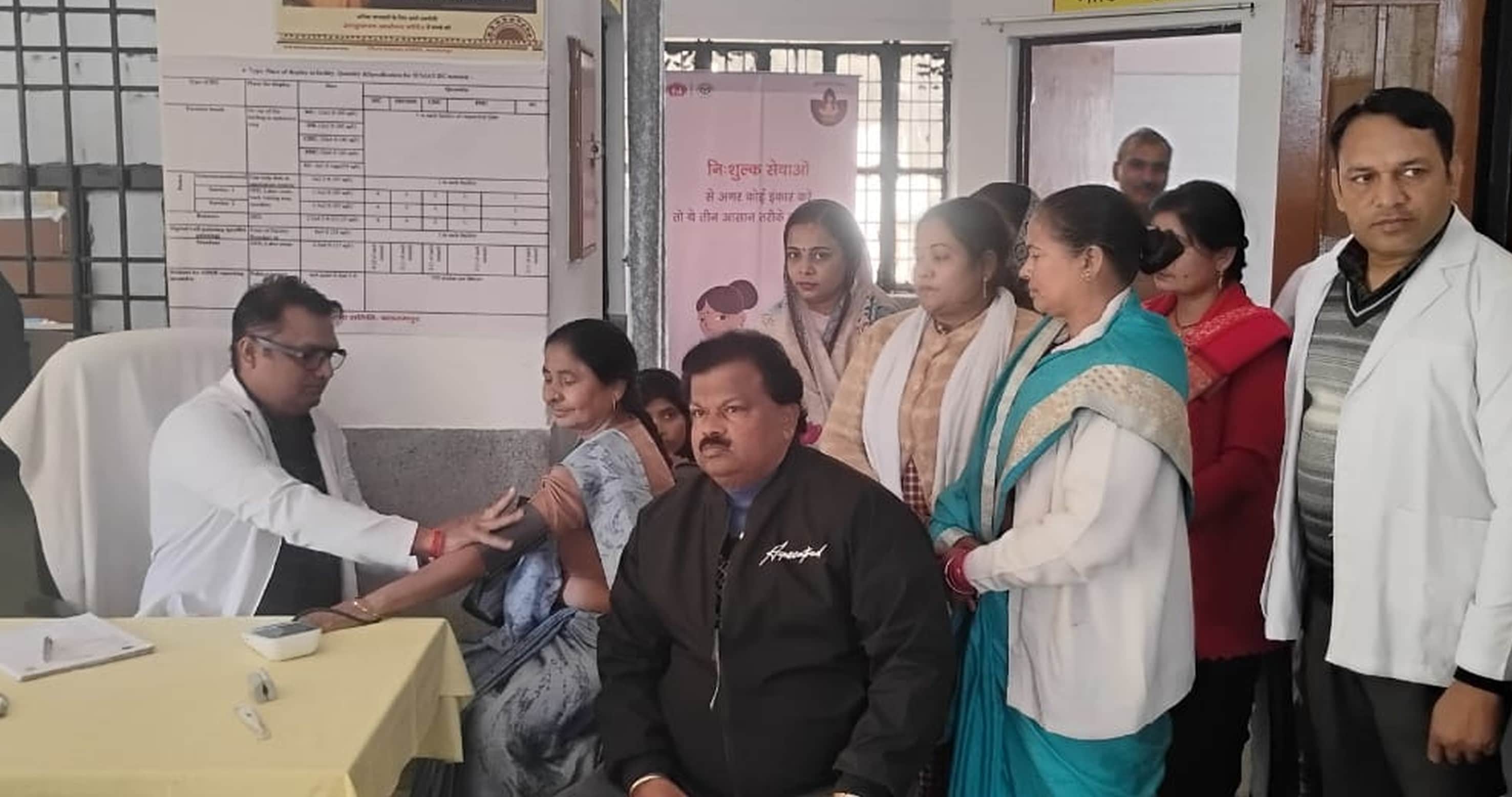 बलरामपुर के पीएचसी जोकहिया में मरीज का इलाज करते चिकित्सक ।-स्रोत: विभाग