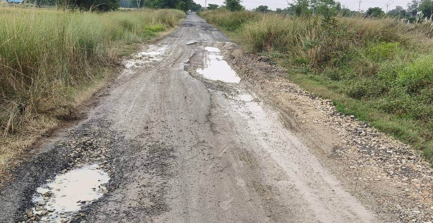 बलरामपुर के उतरौला में स्थित जर्जर सड़क।-संवाद