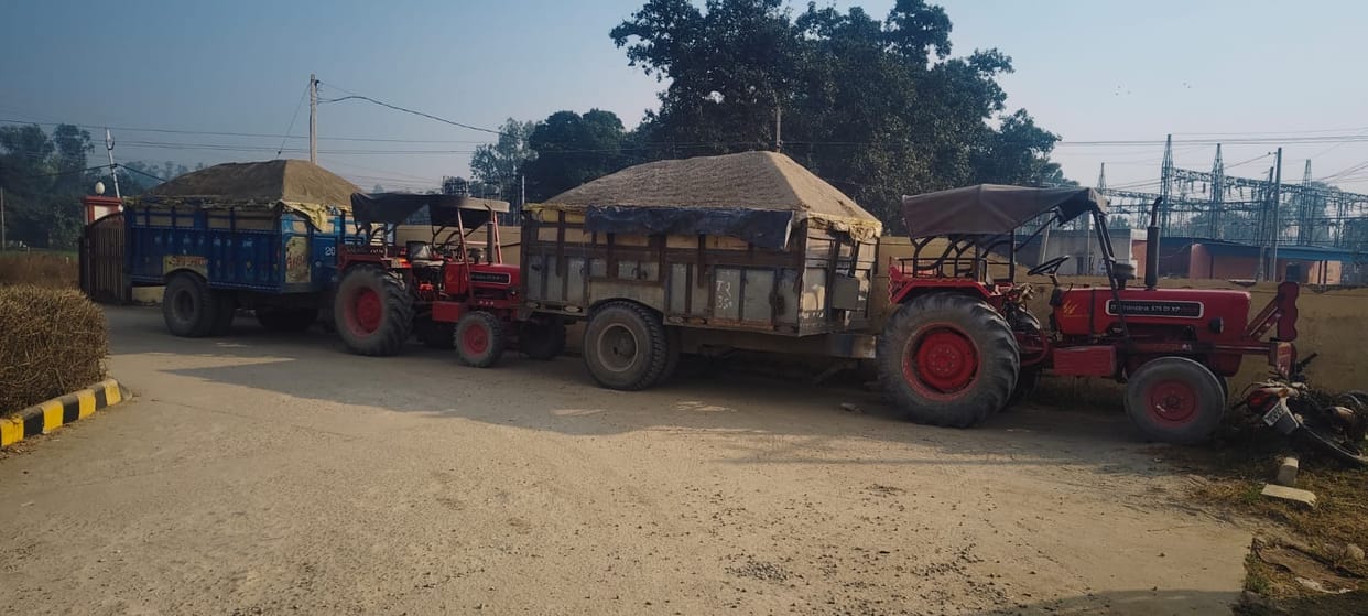 The mining department seized two trolleys loaded with sand and gravel.