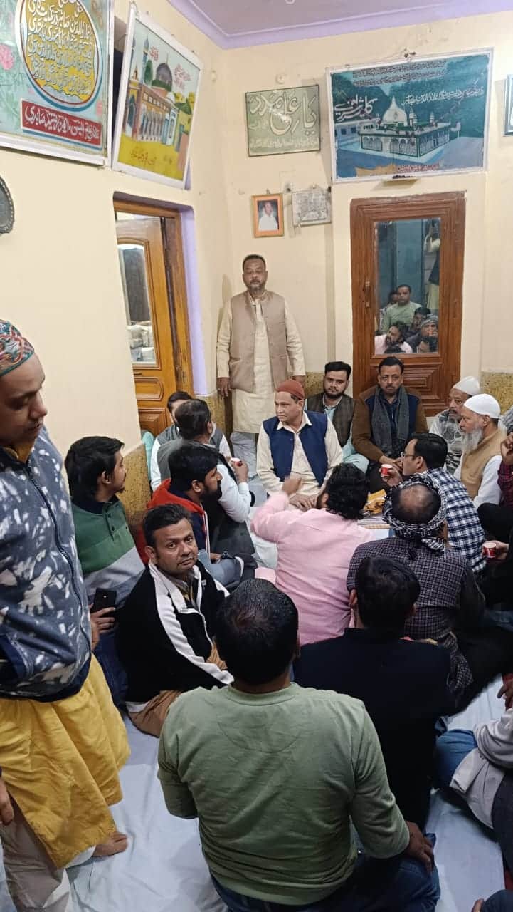 बैठक में मौजूद चूड़ी कारोबारी और दुकानदार। संवाद