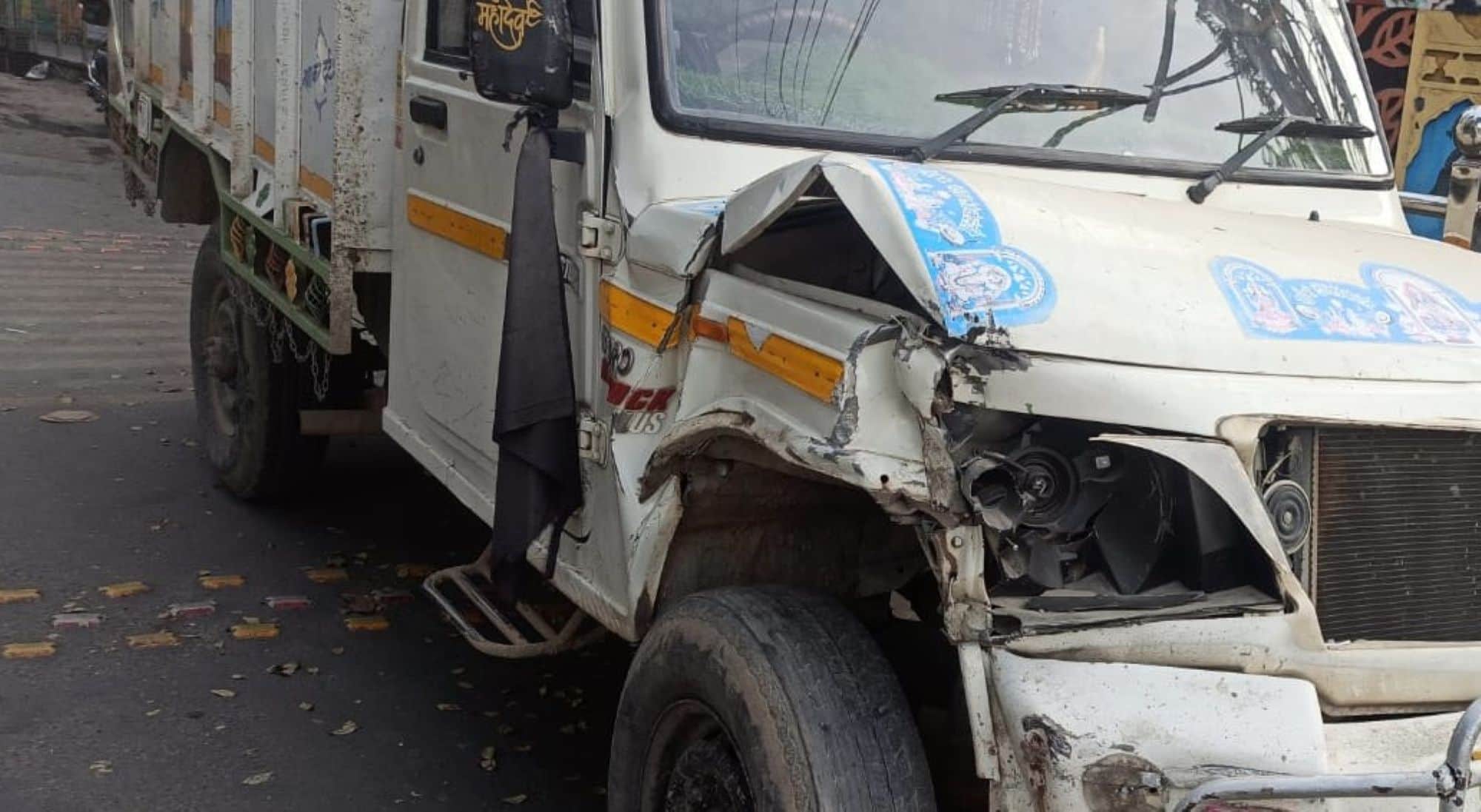 चंबा चौगान के गेट से टकराने के बाद क्षतिग्रस्त गाड़ी।संवाद