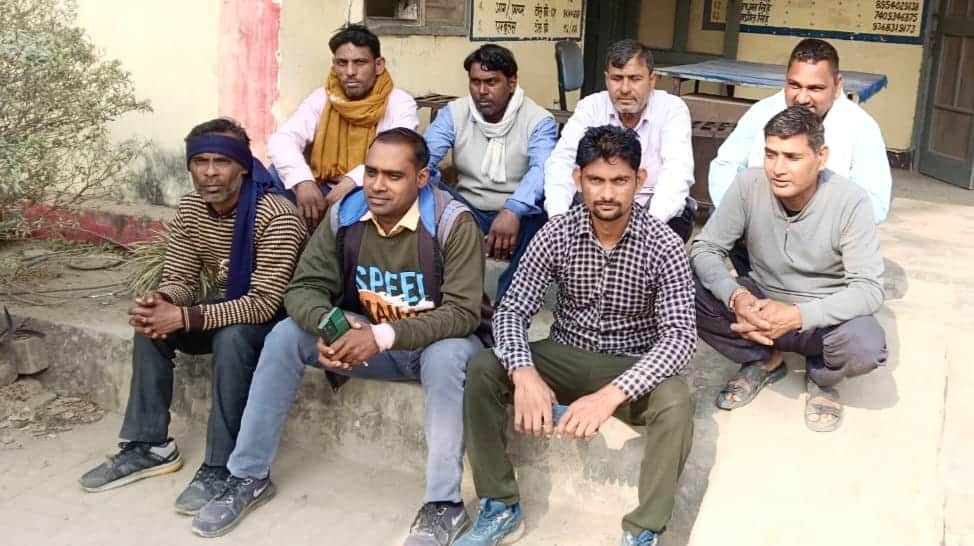 चौसाना बिजलीघर पर धरने पर बैठे संविदा कर्मी । संवाद