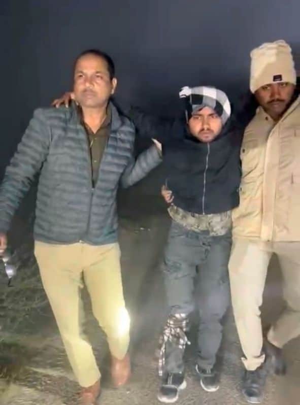 चांदा के महारानी पश्चिम रेलवे स्टेशन मोड़ के पास मुठभेड़ में घायल आरोपी पवन यादव को ले जाती पु
