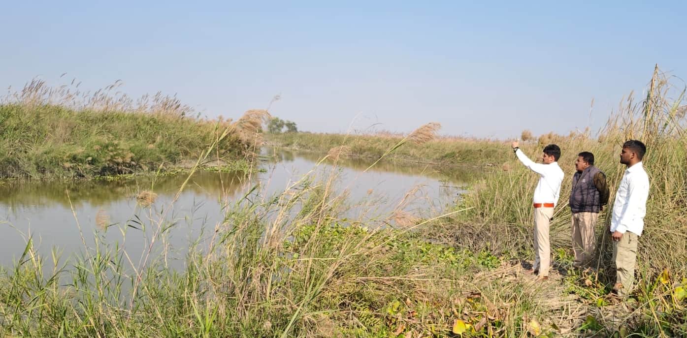चांदपुर के खानपुर खादर क्षेत्र में नाको वाली झील देखते वन विभाग के अधिकारी। स्रोत विभाग