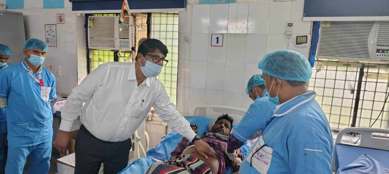 डायलिसिस यूनिट में मरीज देखते सीएमएस। स्रोत स्वयं