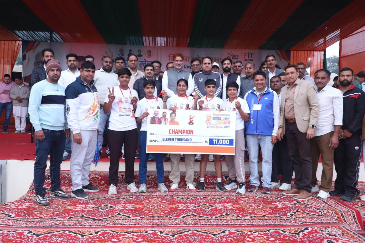 एमएम कॉलेज में आयोजित प्रतियोगिता में एथलीट की विजेता खिलाड़ी को सम्मानित करते राज्य सभा सांसद