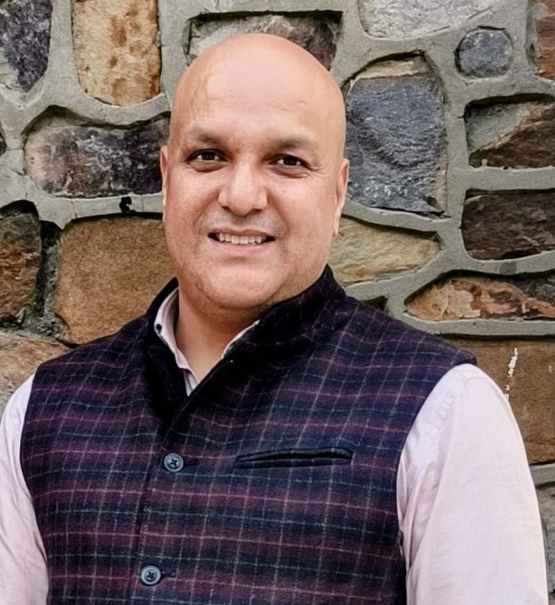 Professor Dr. Yogesh Chandra of the Sports University received the International Excellence Award in Vietnam.