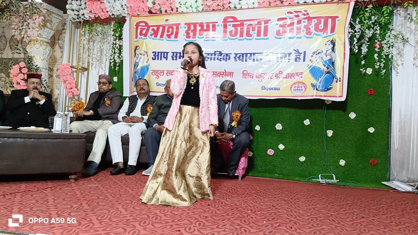 फोटो-09-वार्षिकोत्सव कार्यक्रम में गीत प्रस्तुत करती छात्रा। संवाद