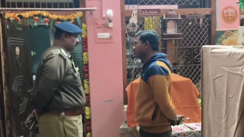 Jewellery and cash worth lakhs stolen from empty house
