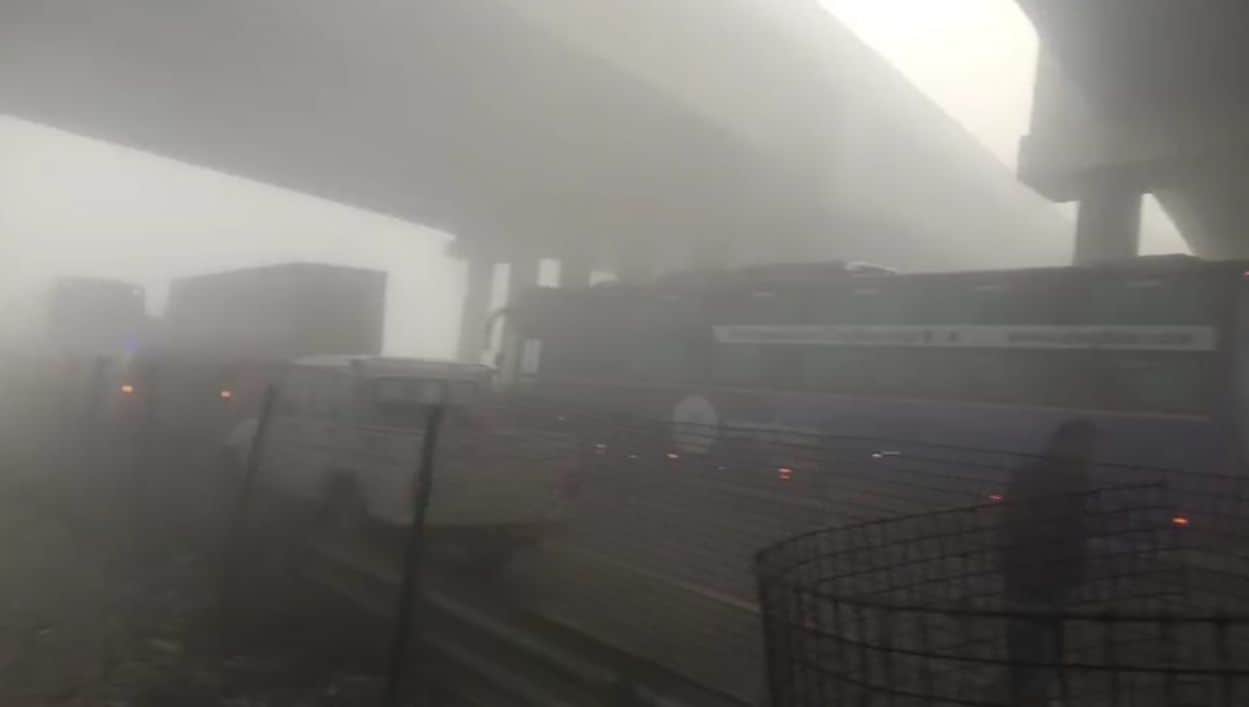 फोटो-11- घटना के बाद एक्सप्रेसवे पर रेंगते वाहन। संवाद