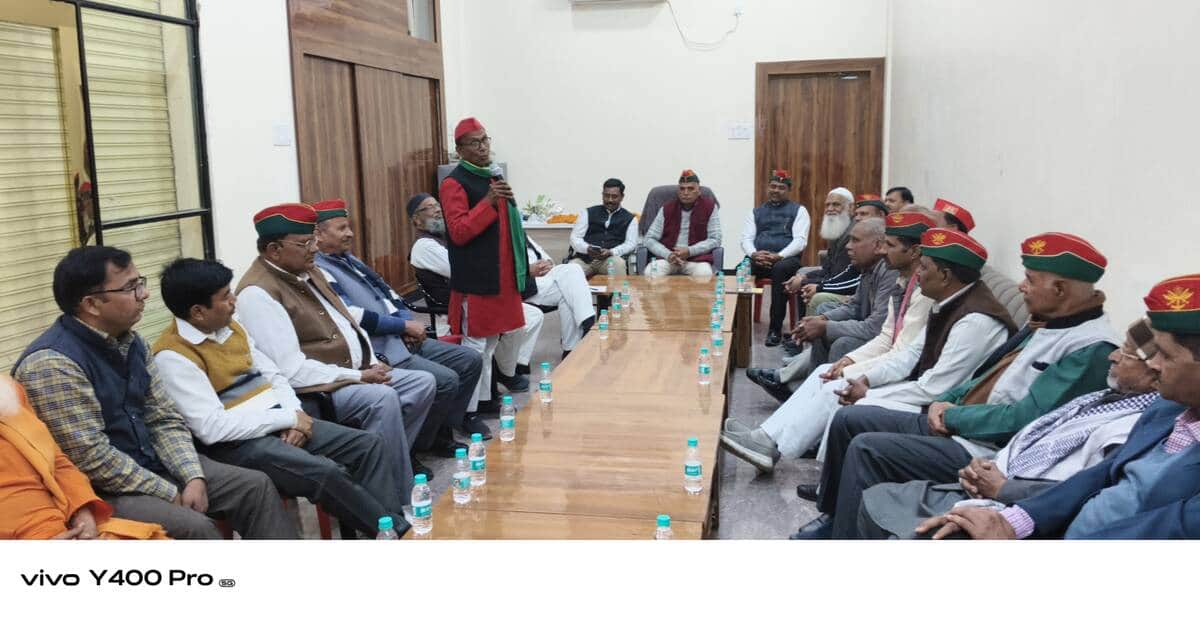 फोटो 11 पूर्व सैनिकाें की बैठक को संबोधित करते गोपालदास लोधी। संवाद