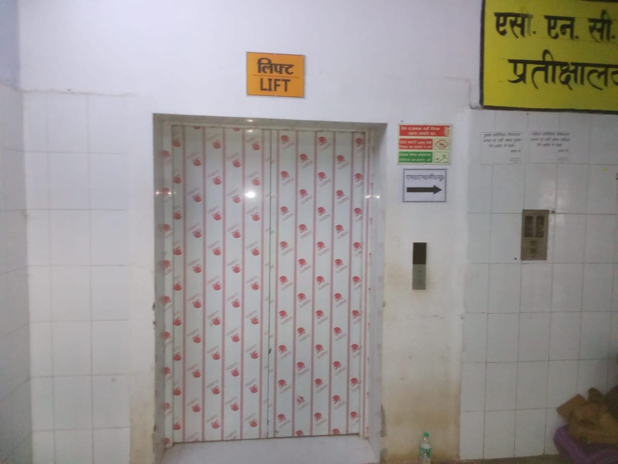 The district hospital's elevator has been out of order for a week, and the engineers have not yet arrived.