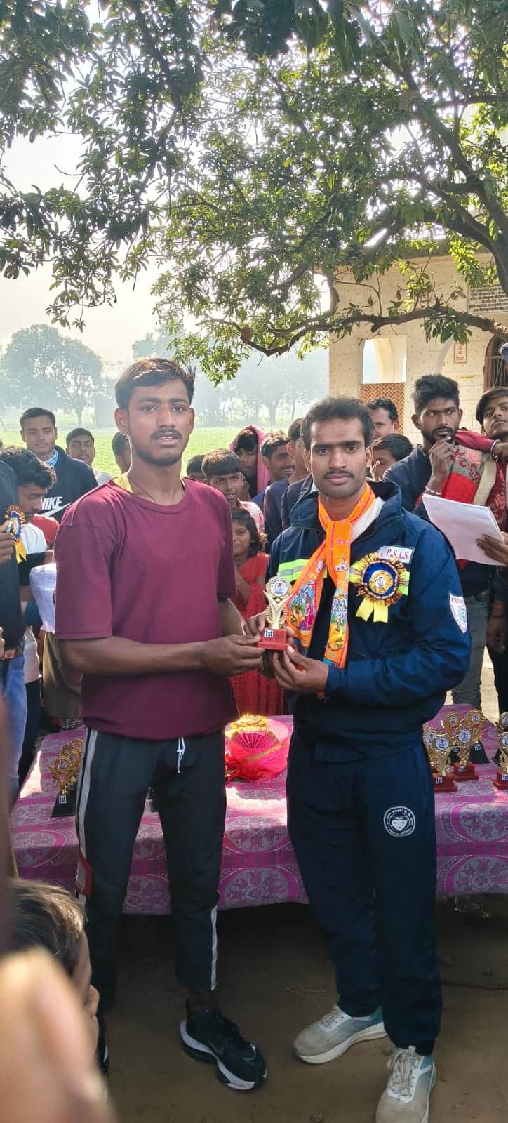 फोटो 13 दौड में प्रथम आने वाले युवा को ट्राफी देते मुख्य अतिथि। संवाद