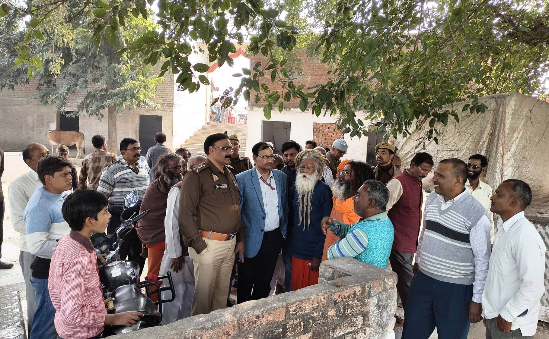 फोटो-14- आश्रम में लोगों से बात करते एसडीएम बृज मोहन शुक्ला व सीओ संतोष सिंह। संवाद