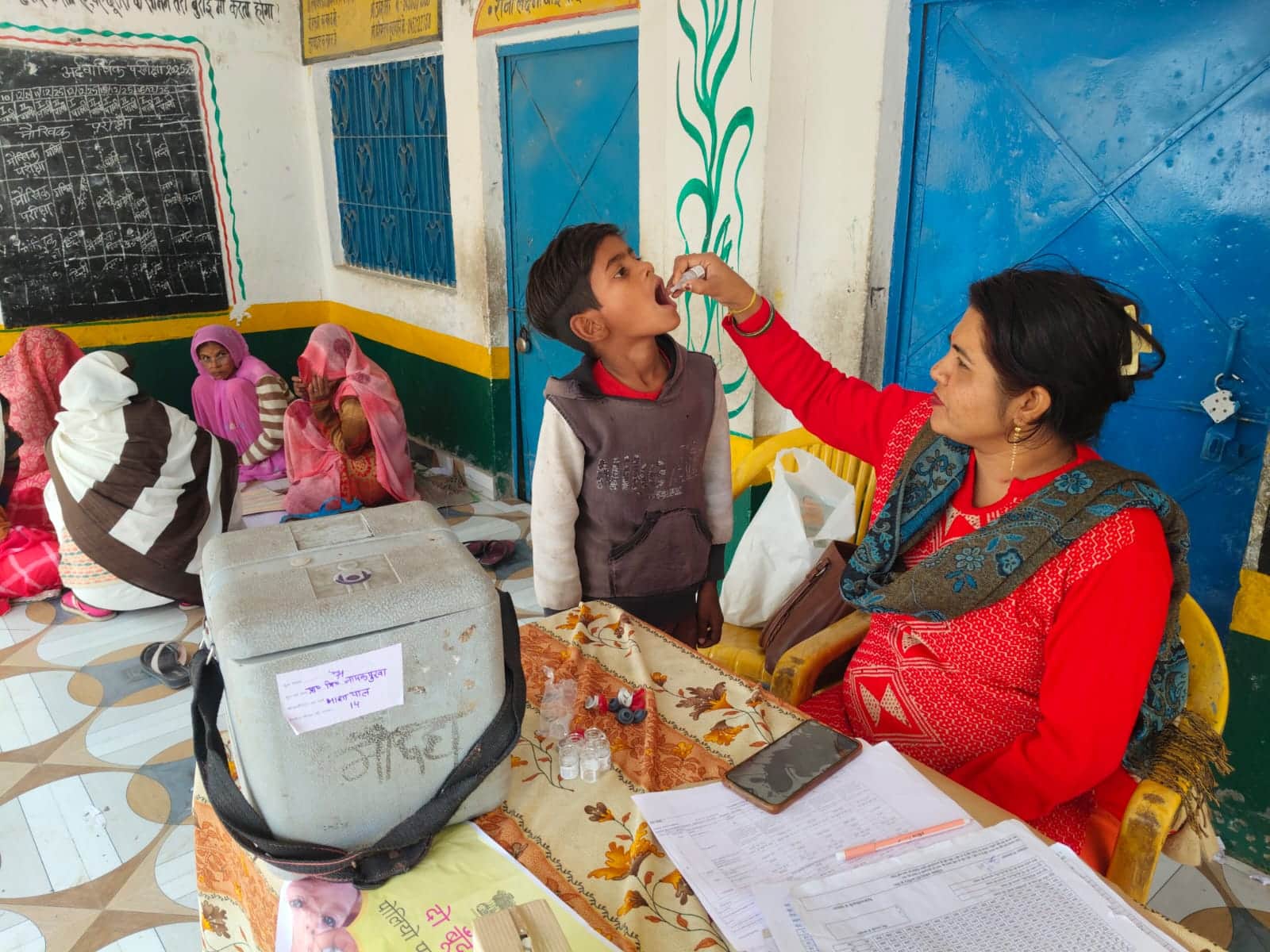 फोटो 14 एचएएमपी-19 मौदहा में पोलियो की दवा पिलाती स्वास्थ्य कर्मी। संवाद