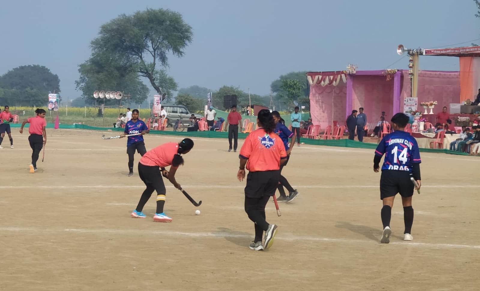 फोटो 14 एचएएमपी-24 हॉकी मैच खेलती महिला टीम। संवाद