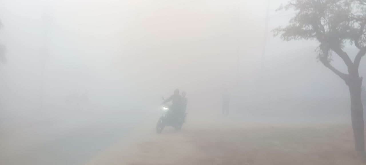 फोटो 17 जिले में कोहरे के बीच गुजरते वाहन। संवाद