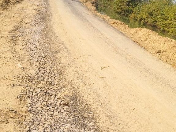 The road from Devgaon village to Phulaila was uprooted, villagers were troubled.