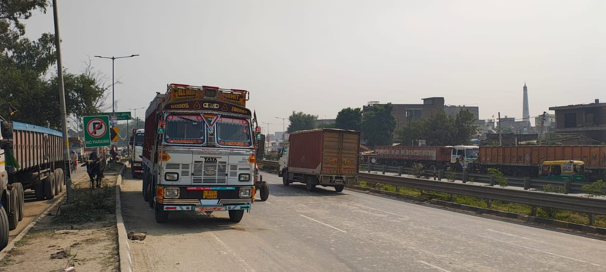 Parking of trucks on the highway will become a disaster in fog.