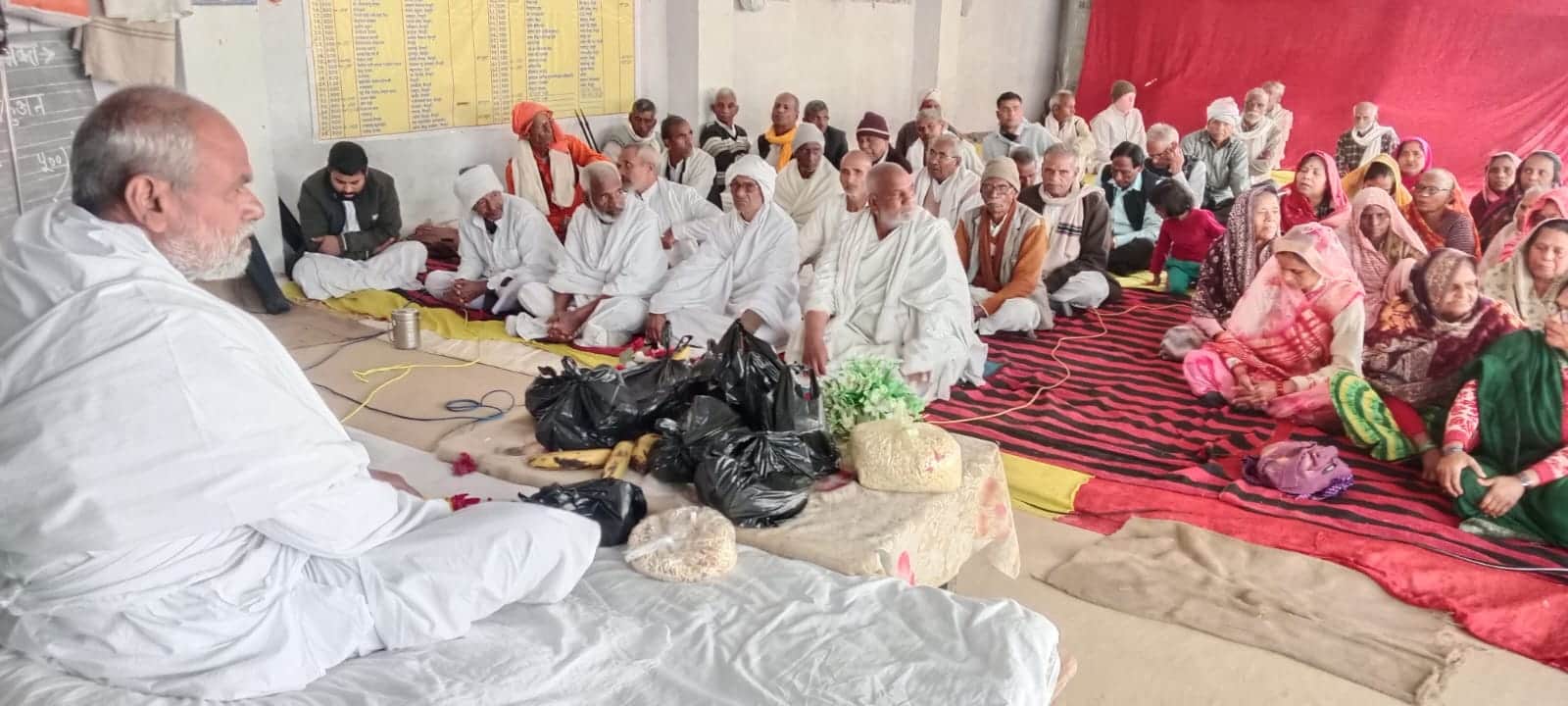 फोटो 22 कबीर आश्रम पर आयोजित प्रवचन में बोलते महंत अमर साहेब। संवाद