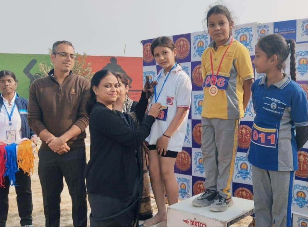 फोटो-25- खिलाड़ियों को मेडल पहनातीं प्रधानाचार्य निधि शर्मा। स्रोत: स्कूल