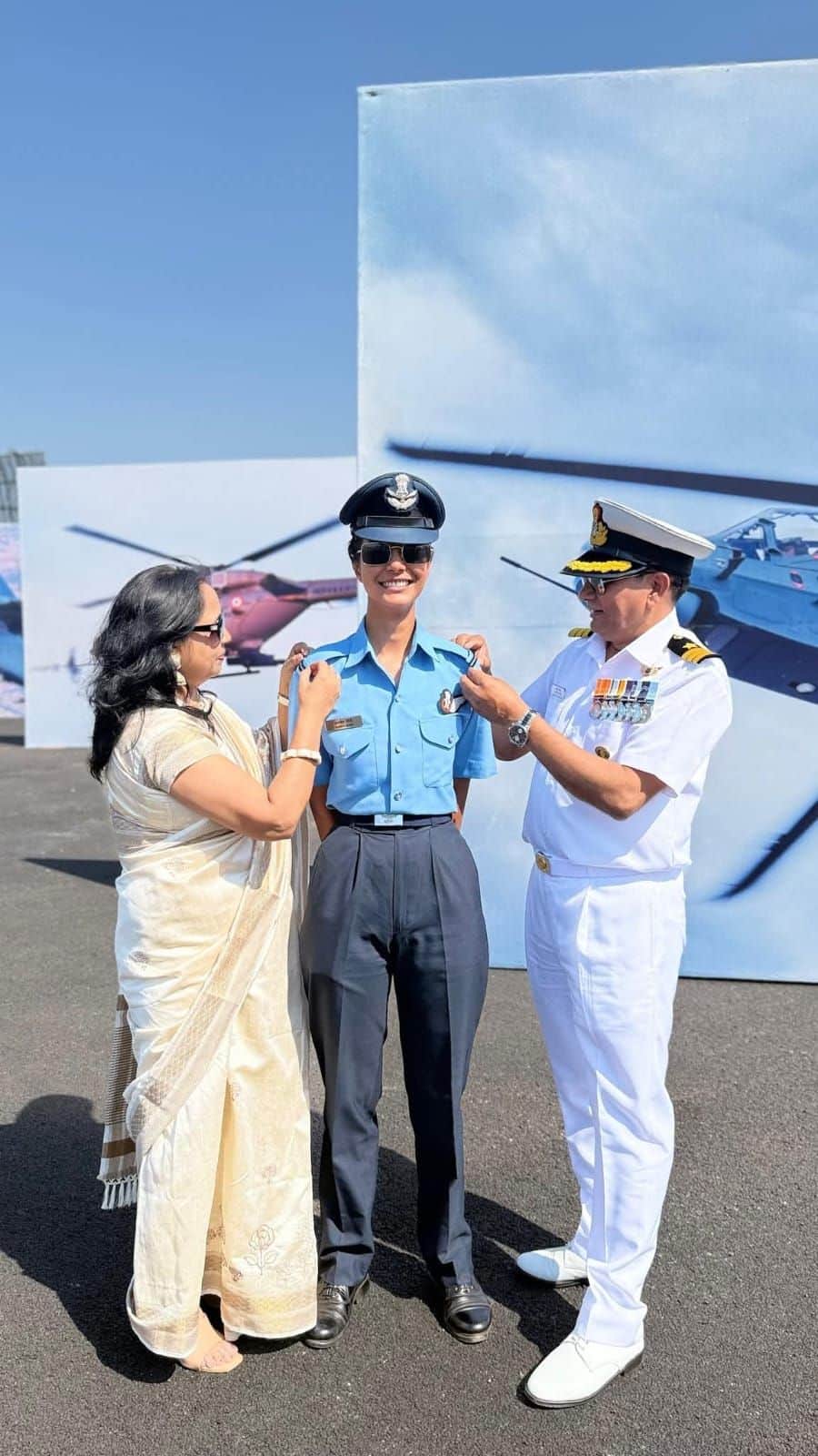 फोटो-28-एयरफोर्स अधिकारी के साथ अनमोल। स्रोत, परिजन