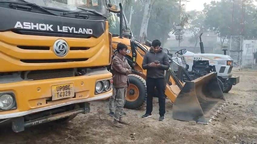 फोटो-3- आसीवन थाना में वाहनों को सीज करते खनन निरीक्षक प्रांजुल कुमार। स्रोत: कर्मचारी