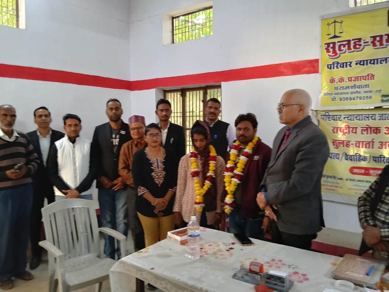 फोटो - 30 लोक अदालत में समझौता होने के बाद माला डाले खड़े दंपती