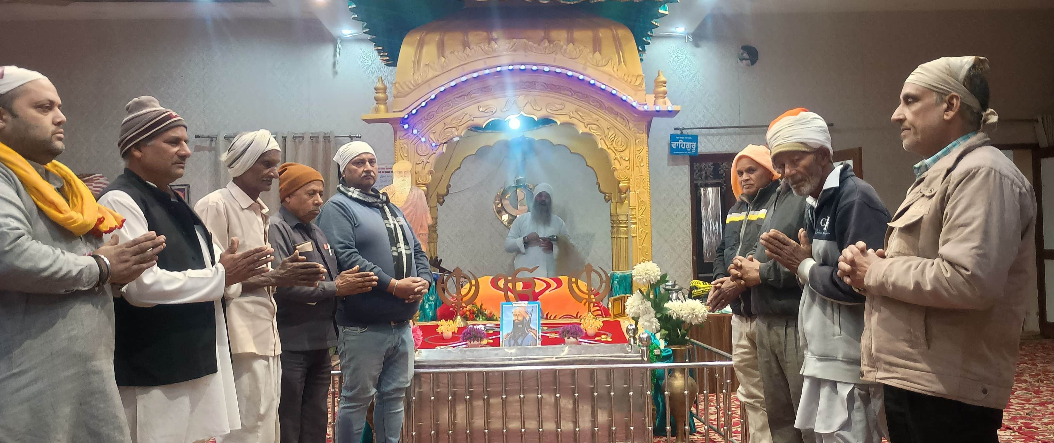 फोटो 30: सोनीपत के गोहाना स्थित मुख्य गुरुद्वारे में बाबा जीवन सिंह को नमन करती संगत। स्रोत: सं