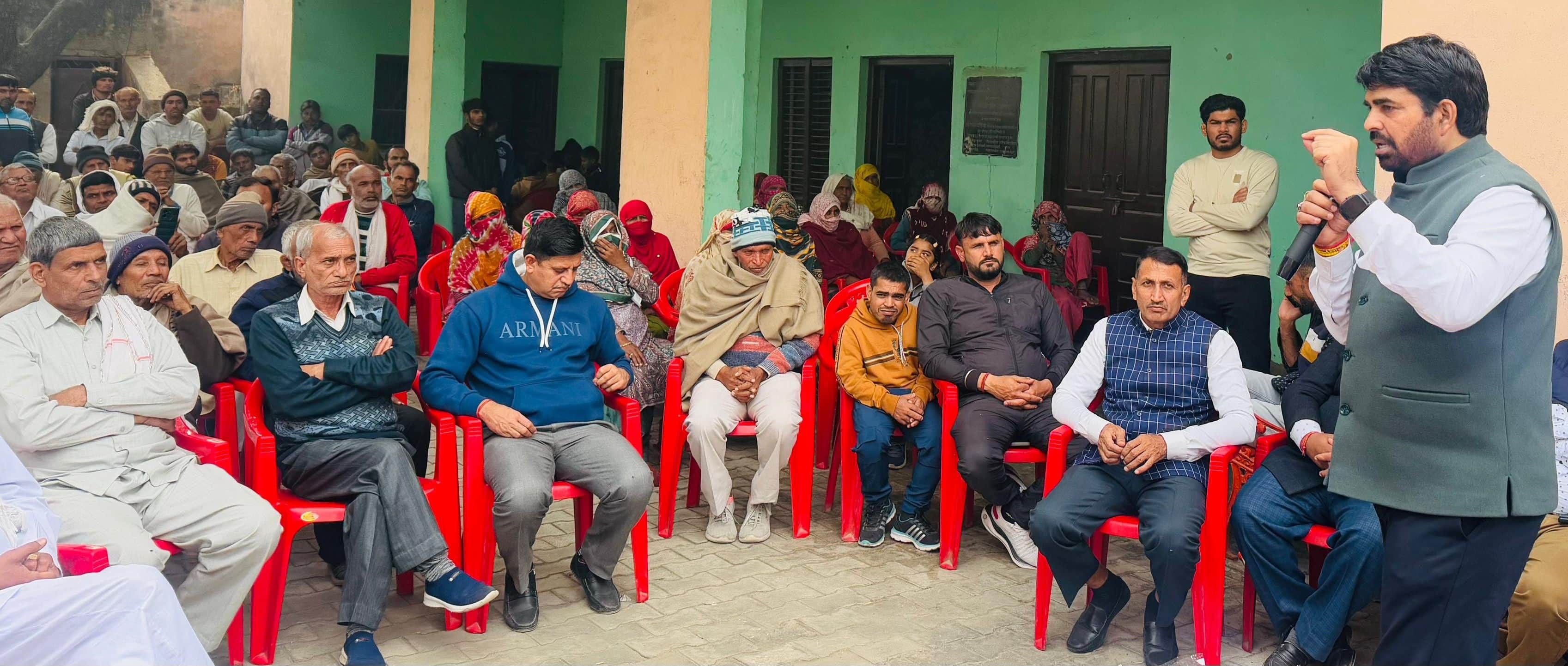 फोटो 32- सोनीपत के खरखौदा में जनसभा के दौरान लोगों को विकास रैली का न्योता देते विधायक पवन खरखौ