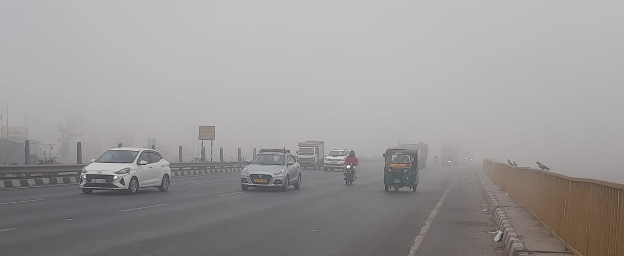 The first fog of the winter season has arrived, reducing visibility to 50 meters; vehicles are moving at a crawl.