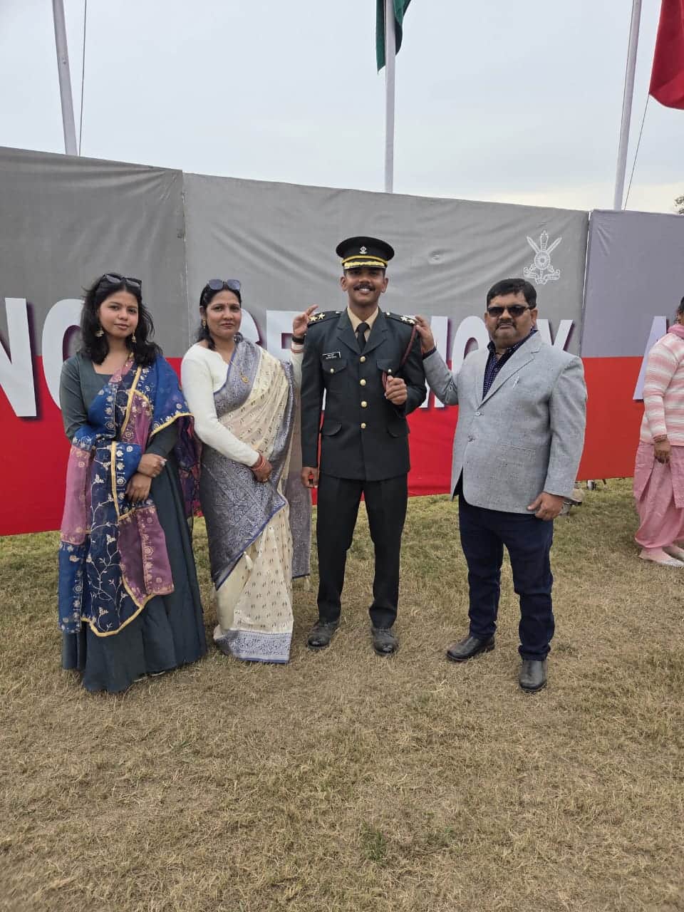 फोटो-35-माता पिता के साथ देवांश। स्रोत-परिजन