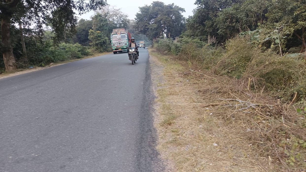 The track on the Ajgain-Mohan road was not filled with soil, causing fear of accidents in the fog.