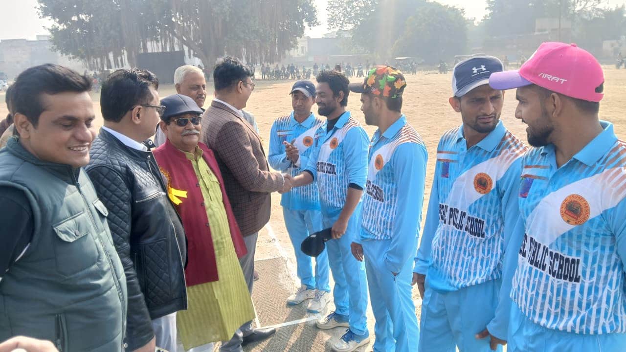 फोटो 8 एमपीएल के उद्घाटन पर खिलाड़ियों से परिचय प्राप्त करते जिलाधिकारी अंजनी कुमार सिंह। संवाद