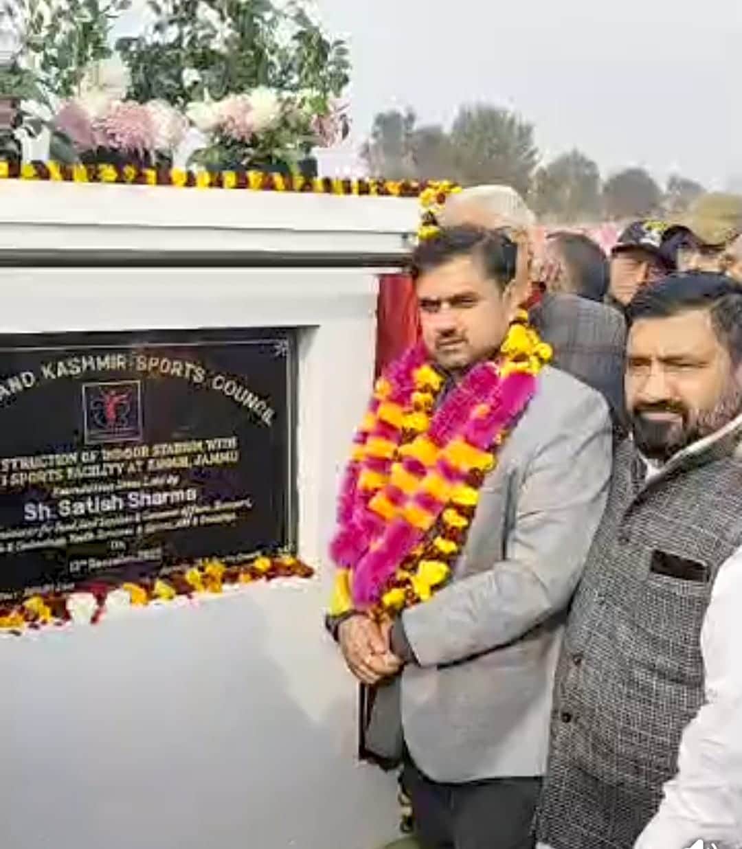 फोटो ज्यौडियां सेखौड़ में इंडोर स्टेडियम का नींव पत्थर रखते सतीश कुमार शर्मा (संवाद)