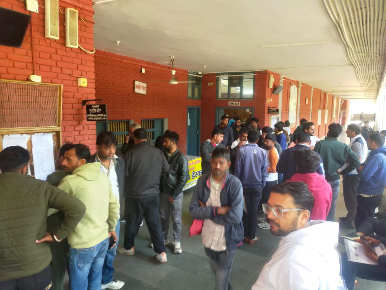 Following a rumor, hundreds of people reached the Lok Adalat to seek concessions on their electricity bills.