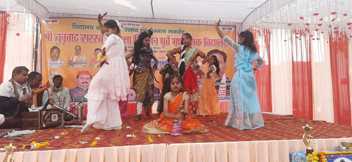 The children's cultural performances captivated the audience and earned them applause.