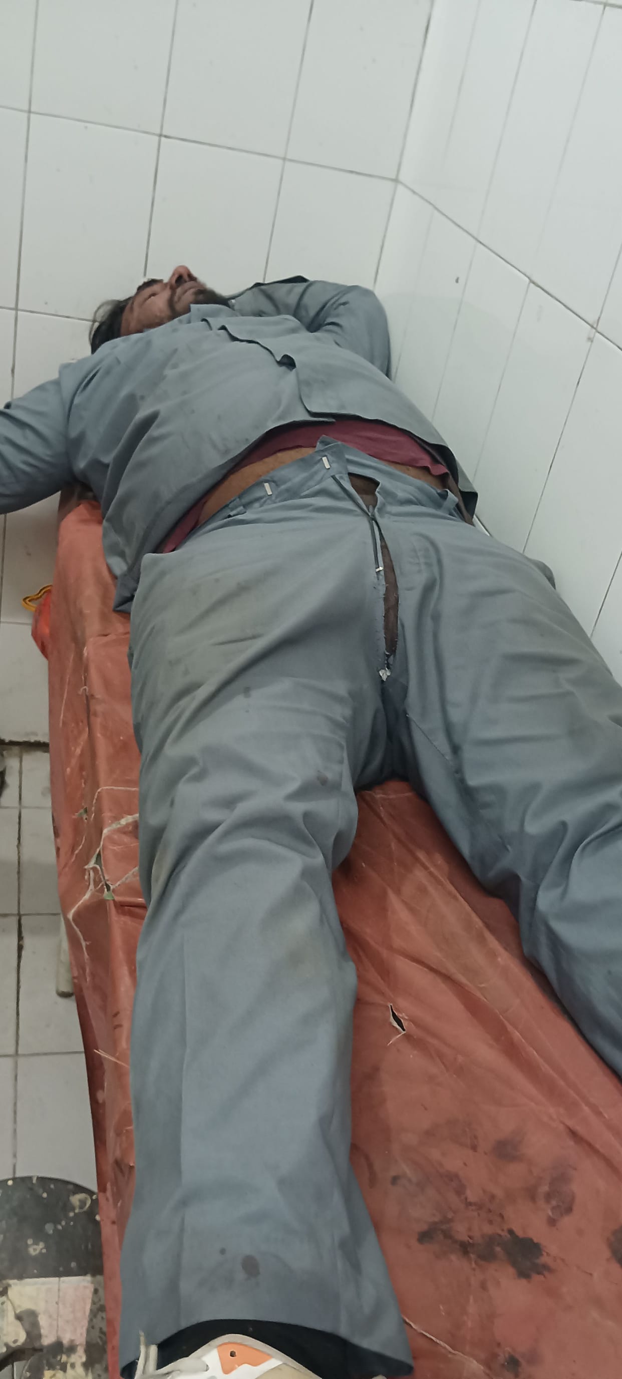 The conductor who was going to park the bus was beaten and injured, admitted