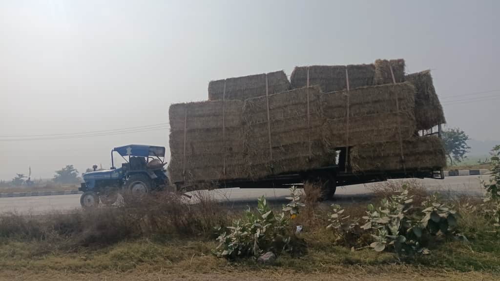 फतेहाबाद से होकर गजरने वाले राष्ट्रीय राजमार्ग 9 से गुजरता ओवरलोड ट्रैक्टर ट्रॉली। संवाद