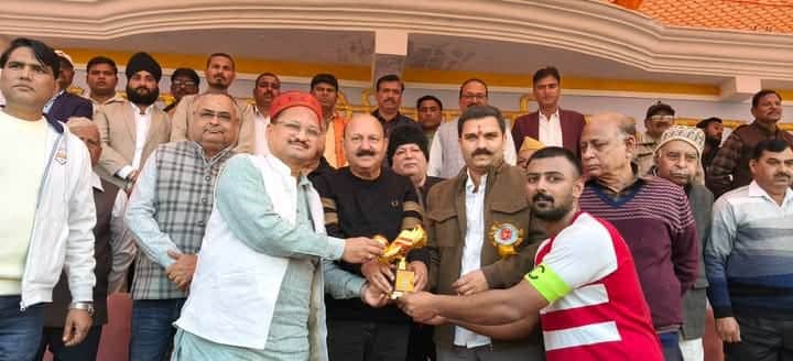 गोला के स्टेडियम में सेमी फाइनल विजेता टीम के कप्तान को ट्राॅफी देते अतिथि। संवाद