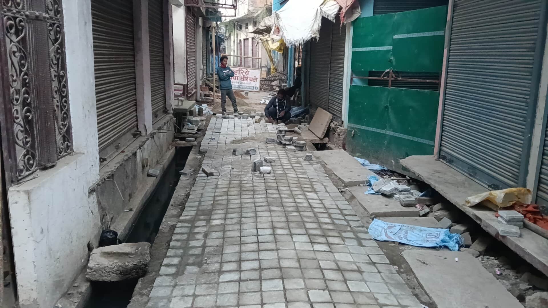 गोला के शिव मंदिर कॉरिडोर परिसर के मार्गो में लगाया जा रहा कोबल स्टोन। संवाद